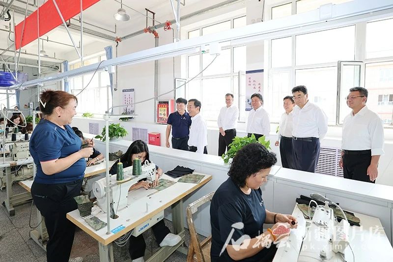 8月11日,自治区党委书记、兵团党委第一书记、第一政委陈小江走进位于昌吉市的服装企业同务工人员交流。 8月11日,自治区党委书记、兵团党委第一书记、第一政委陈小江走进位于昌吉市的服装企业同务工人员交流。
