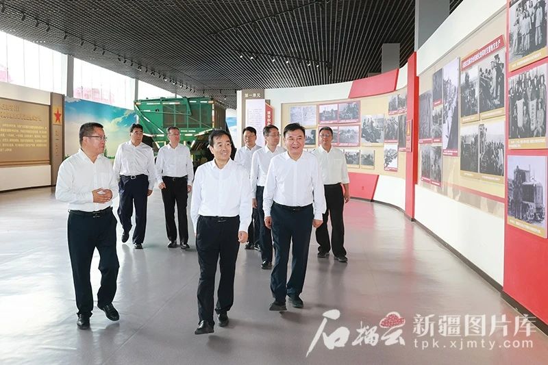 8月11日,自治区党委书记、兵团党委第一书记、第一政委陈小江在五家渠兵团农业机械化主题展览馆,参观了解兵团现代农业发展情况。 8月11日,自治区党委书记、兵团党委第一书记、第一政委陈小江在五家渠兵团农业机械化主题展览馆,参观了解兵团现代农业发展情况。